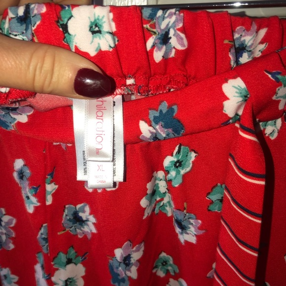 Gorgeous Red Floral Shorts Size XL - Picture 4 of 5